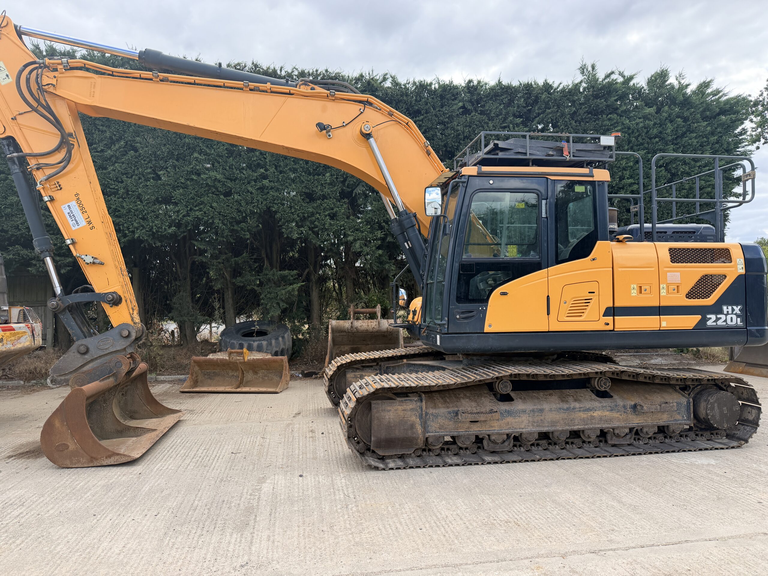 HYUNDAI HX220L