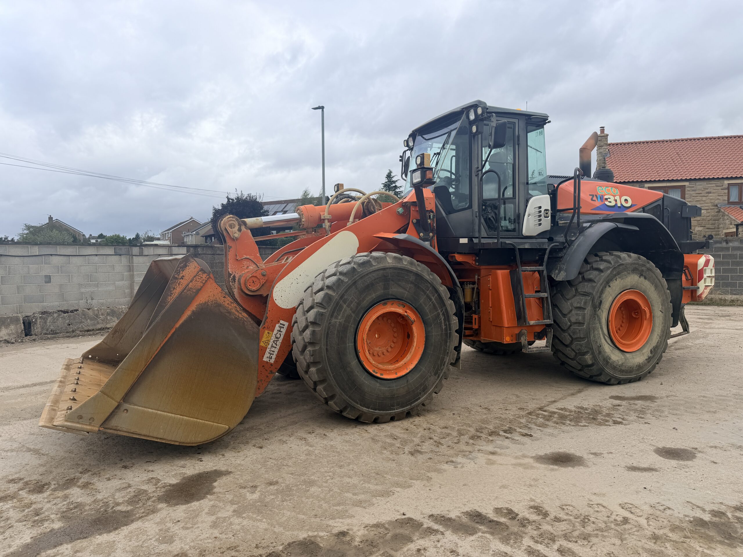 HITACHI ZW310